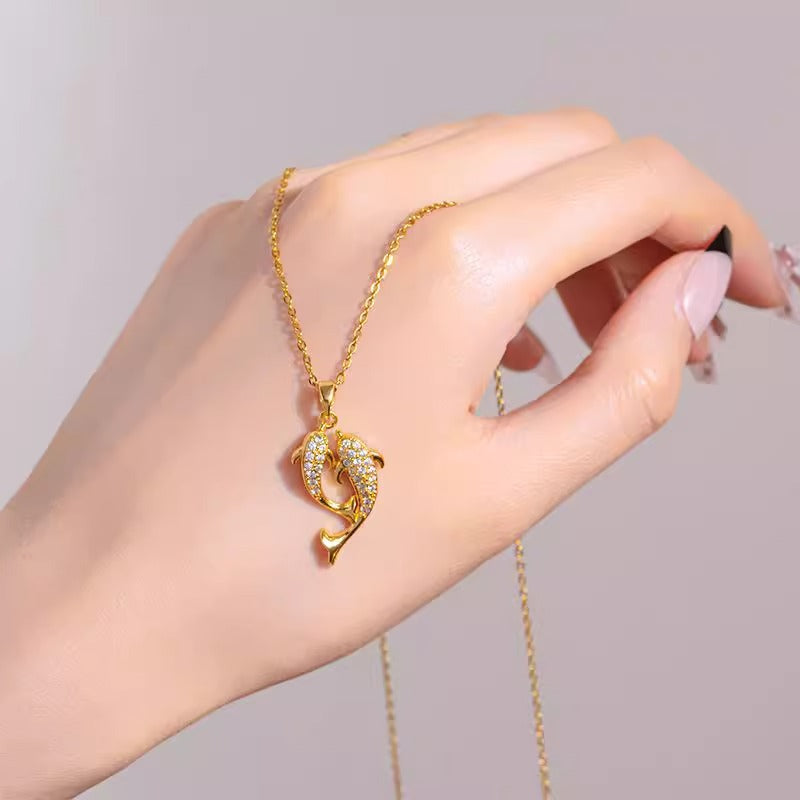 Collana con ciondolo a doppio pesce minimalista in acciaio al titanio con placcatura in oro per donne e uomini, gioielli a medaglione con catena a O e design floreale irregolare