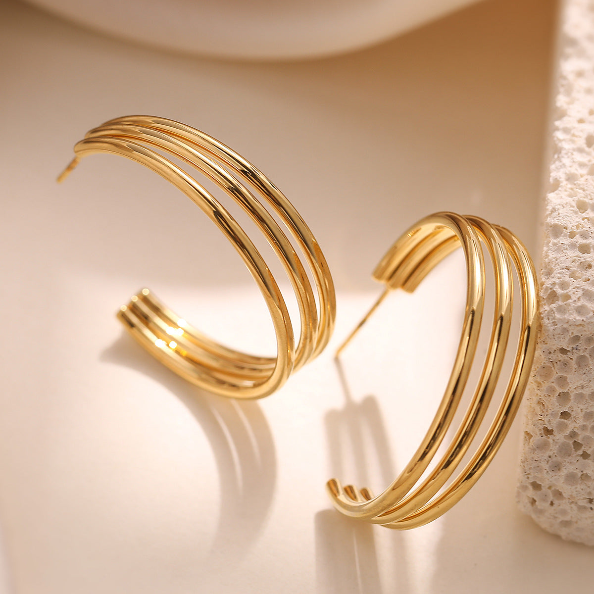 Pendientes minimalistas geométricos de acero inoxidable en forma de C para mujer con baño de oro de 18 quilates