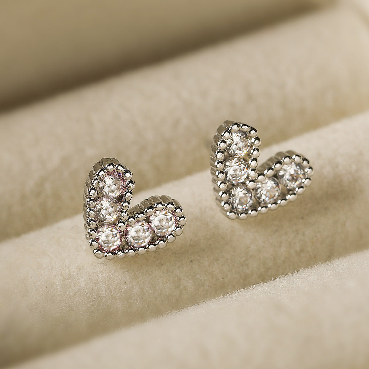 Orecchini a perno da donna minimalisti a forma di cuore, placcati in rame dorato e zirconi con incastonatura micro-pavé