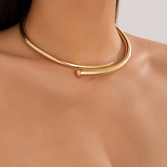 Collana girocollo minimalista in lega geometrica da donna con design asimmetrico e irregolare