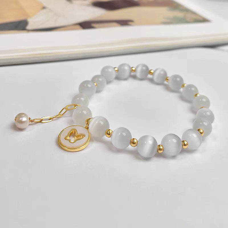Bracciale da donna minimalista con pietra occhio di gatto bianca a forma di farfalla, design geometrico ed eleganti dettagli in cristallo