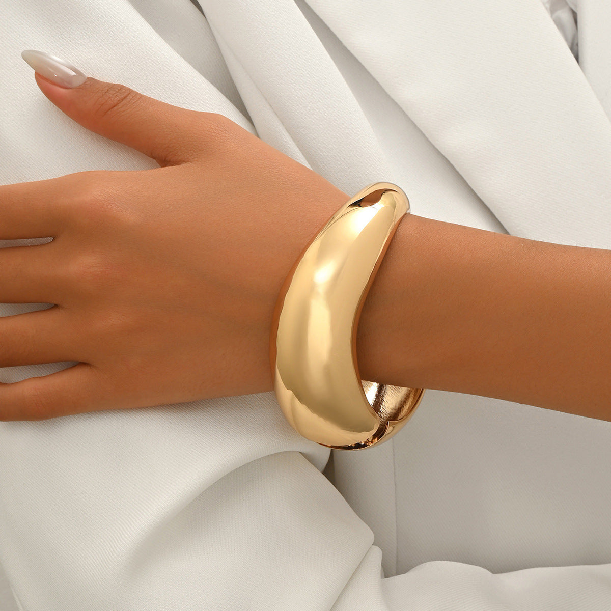 Bracciale geometrico in metallo lucidato per donna con placcatura in oro 18 carati, alla moda e versatile