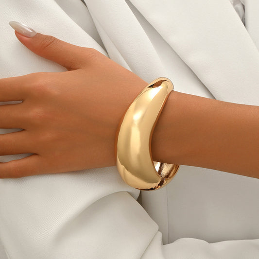 Pulsera Geométrica de Metal Pulido para Mujer con Baño de Oro de 18K, Moderna y Versátil