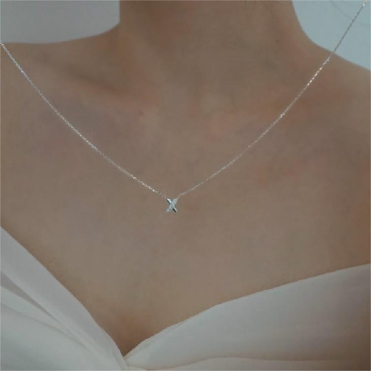Collana con Pendente a Croce Geometrica Minimalista in Argento Sterling 925 con Intarsio di Strass e Placcatura in Oro, Catena Snake