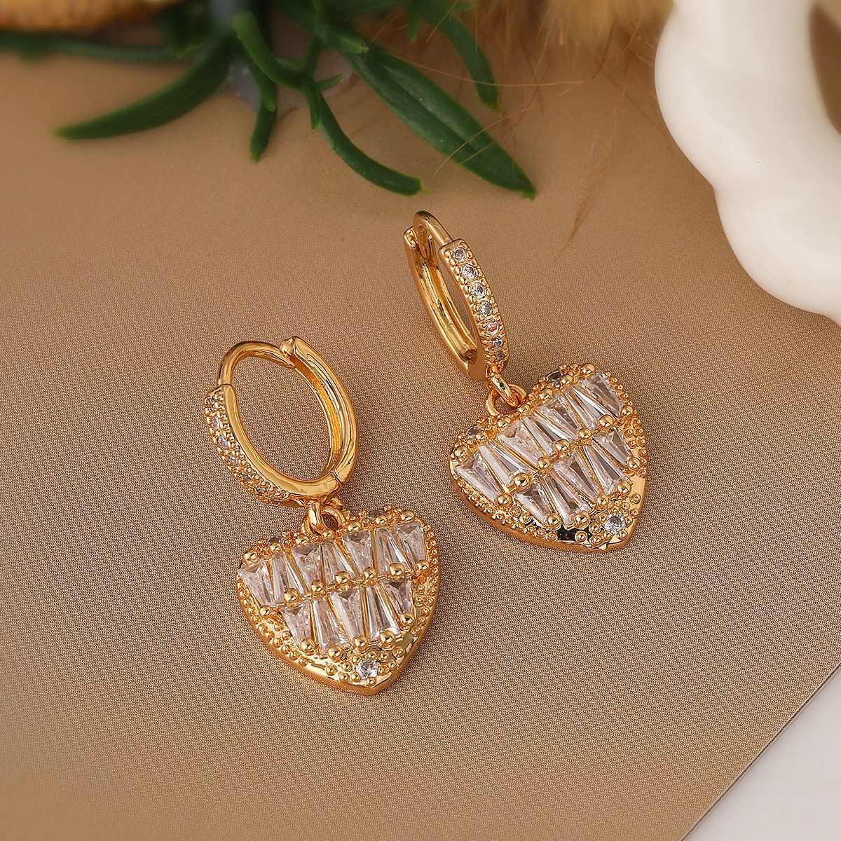 Orecchini da donna minimalisti in rame a forma di cuore con placcatura in oro 18K e intarsio di zirconi