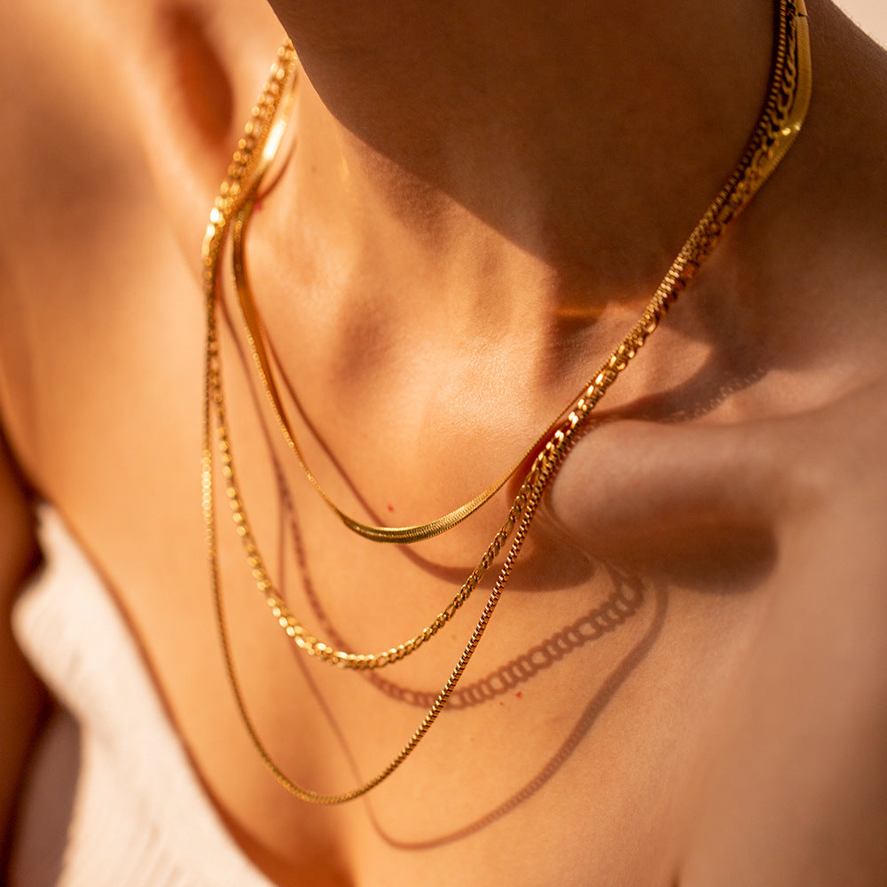 Collana da donna minimalista geometrica in acciaio al titanio placcato con dettagli sottili in acciaio inossidabile catena clavicola