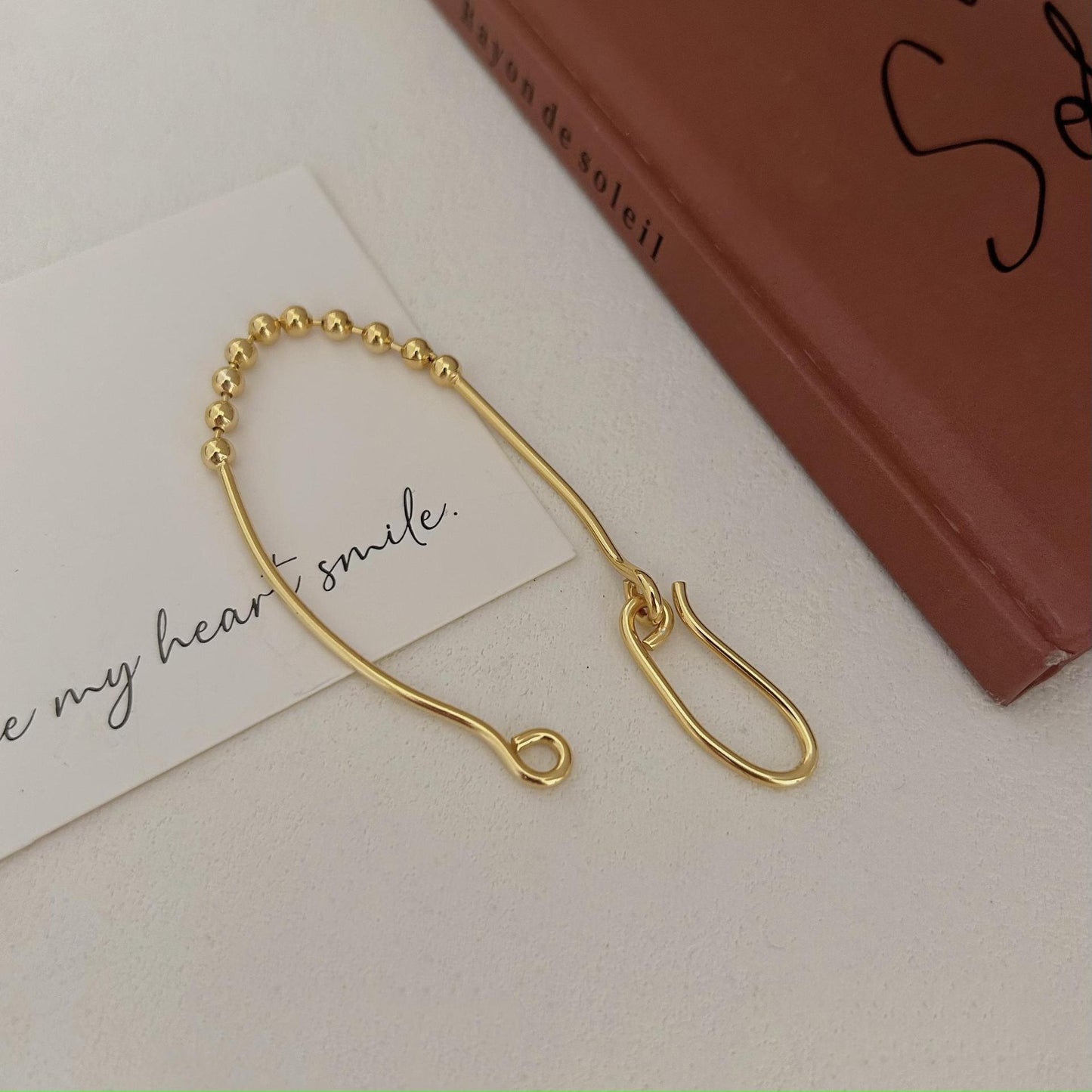 Pulsera minimalista geométrica de cuentas en plata de ley 925 con detalles artesanales y acentos de nudos de inspiración natural