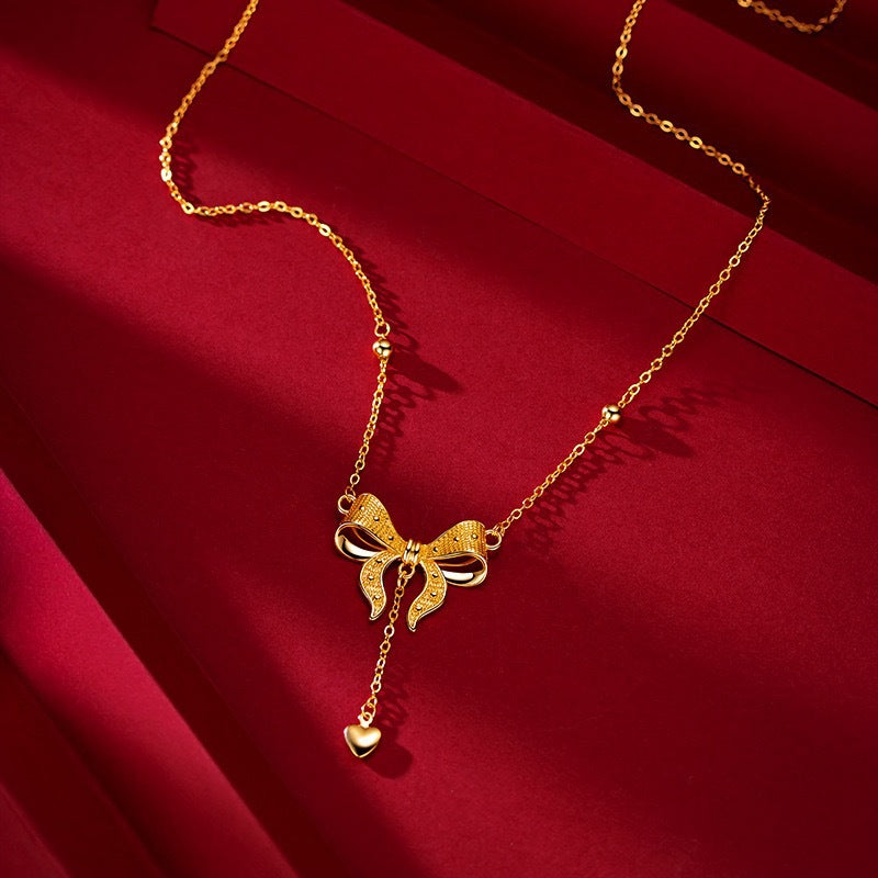 Elegante collana a clavicola in acciaio al titanio stile principessa con ciondolo a cuore, fiocchetti e dettagli a frange su catena a maglie O-ring