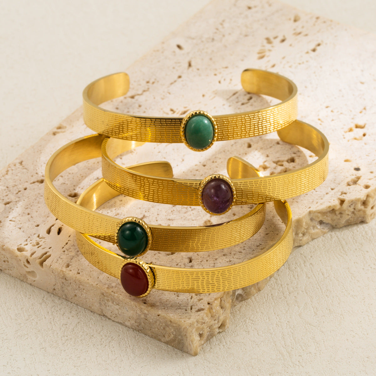 Pulsera de acero inoxidable geométrica en forma de C, chapada, estilo dulce y atrevido, con superficie texturizada para mujer