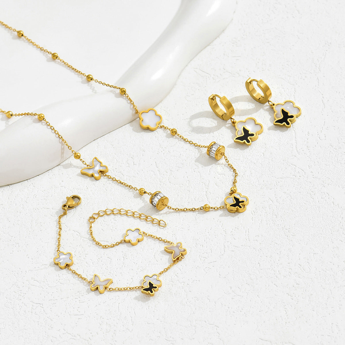 Conjunto de Collar, Pulsera y Pendientes Minimalistas con Mariposa Geométrica y Circonitas Incrustadas en Cobre para Mujer