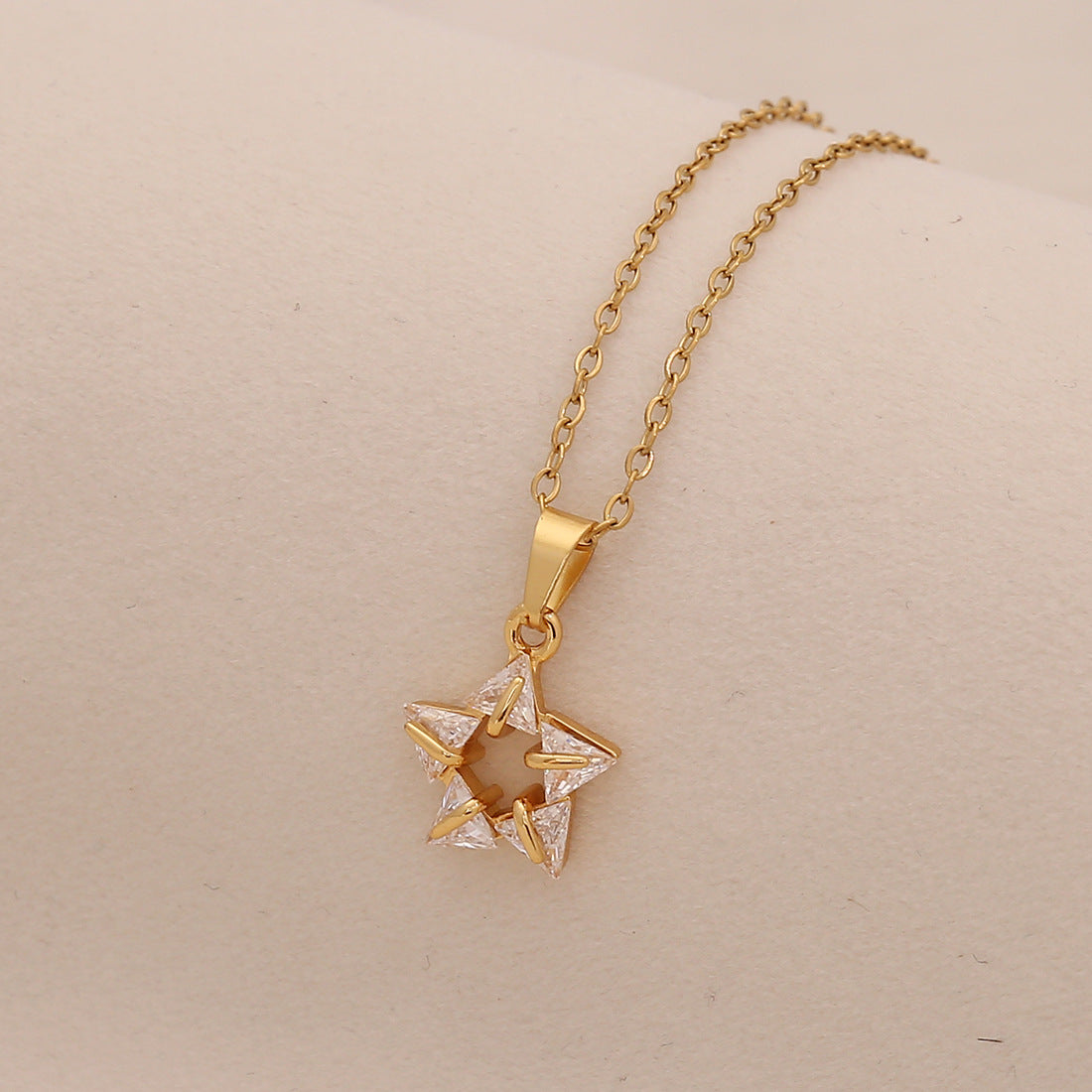 Collana da donna alla moda a forma di stella in acciaio inossidabile con intarsio di strass e finitura placcata