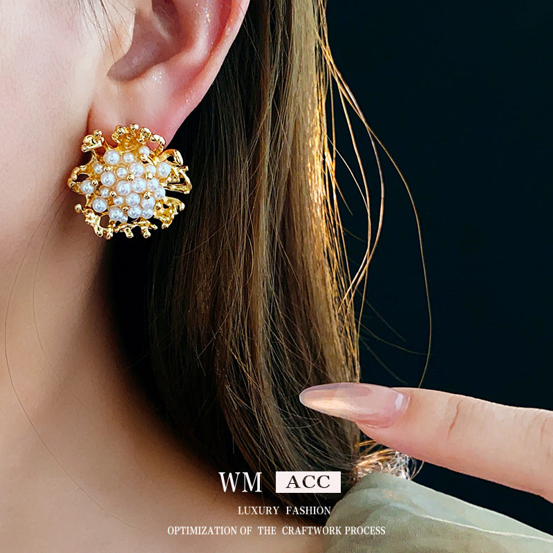 Pendientes de aleación floral vintage con postes de acero bañados en plata y detalles de perlas para mujer