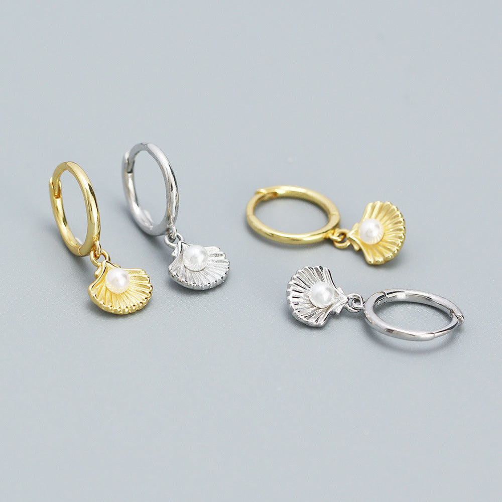 Pendientes minimalistas de perlas de concha para mujer en plata de ley con acabado chapado