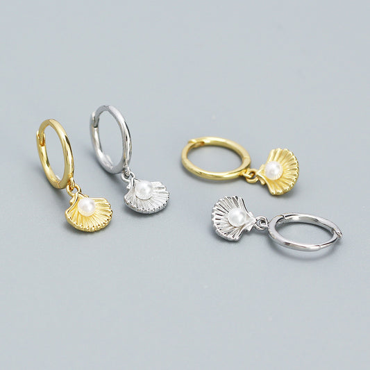 Pendientes minimalistas de perlas de concha para mujer en plata de ley con acabado chapado