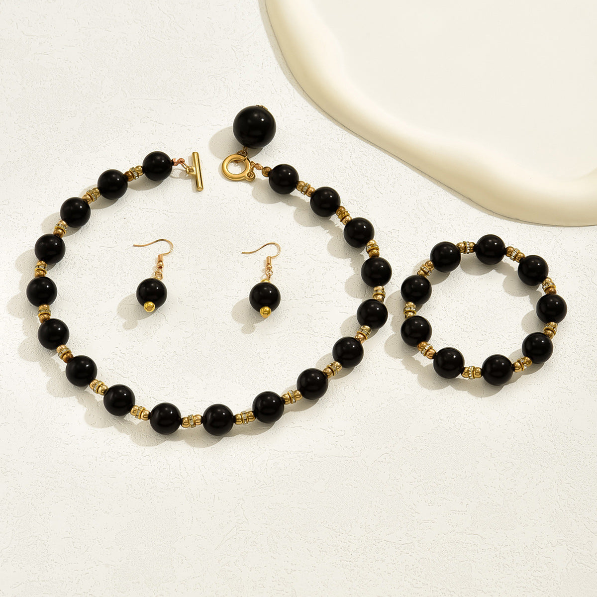 Elegante Conjunto de Joyería de Perlas y Nácar para Mujer — Collar con Colgante Redondo y Ovalado, Cadena de Perlas, Pendientes y Pulsera a Juego, Accesorio de Moda Minimalista