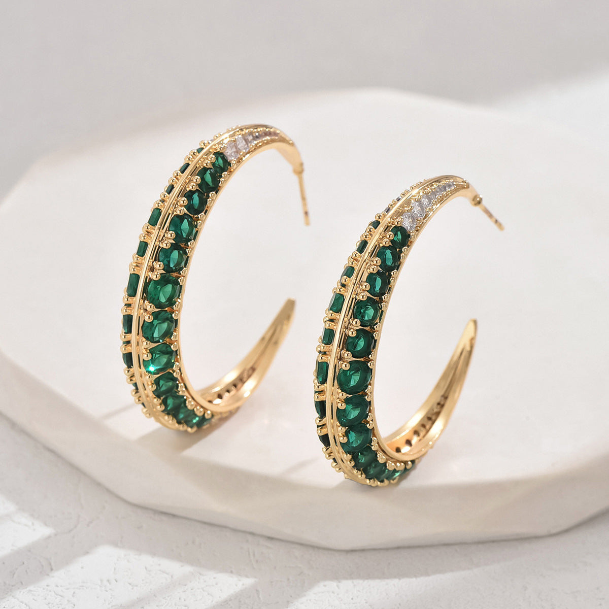 Aretes geométricos en forma de U, dulces y atrevidos, para mujer, con pedrería esmeralda en base de cobre y postes de acero inoxidable