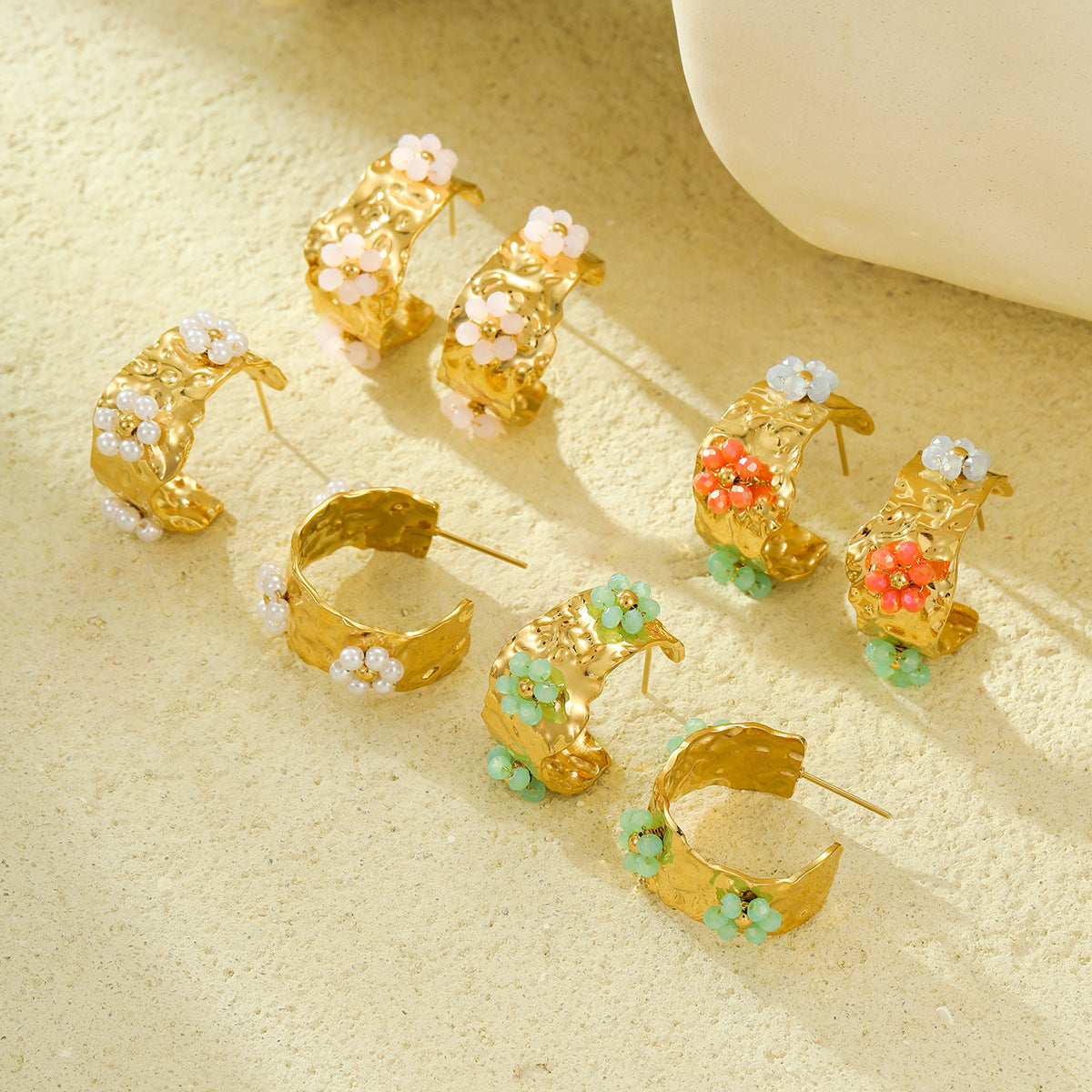 Pendientes de Acero Inoxidable Texturizado en Forma de C Estilo Vintage con Zircón Colorido y Perlas, Bañados en Oro de 18K