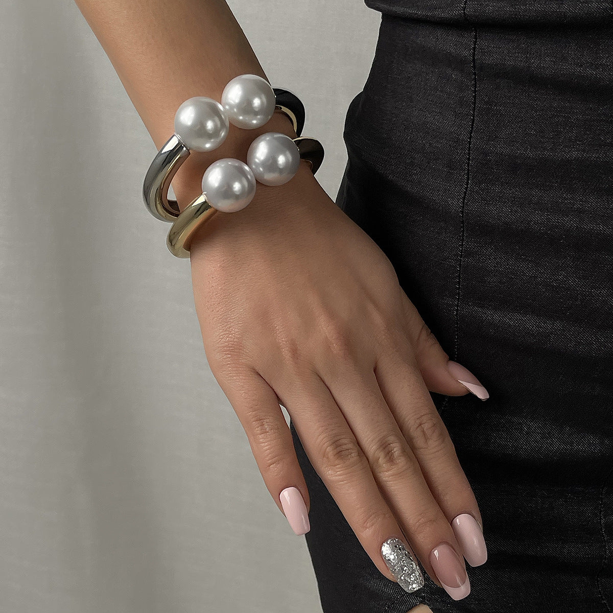 Bracciale primaverile esagerato con perle geometriche in lega con finitura galvanica da donna