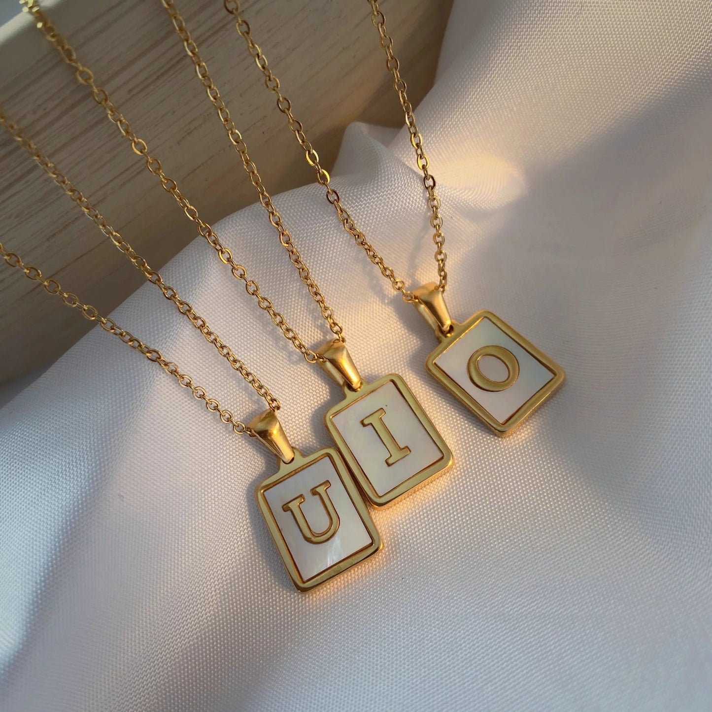 Collana da donna trendy con ciondolo a lettera in acciaio inossidabile placcato oro 18 carati e intarsio in conchiglia bianca