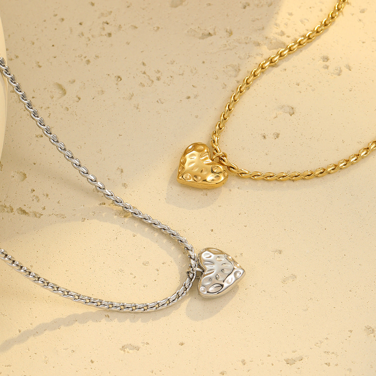 Collar con colgante minimalista de corazón de acero inoxidable con baño de oro de 18 quilates para mujer