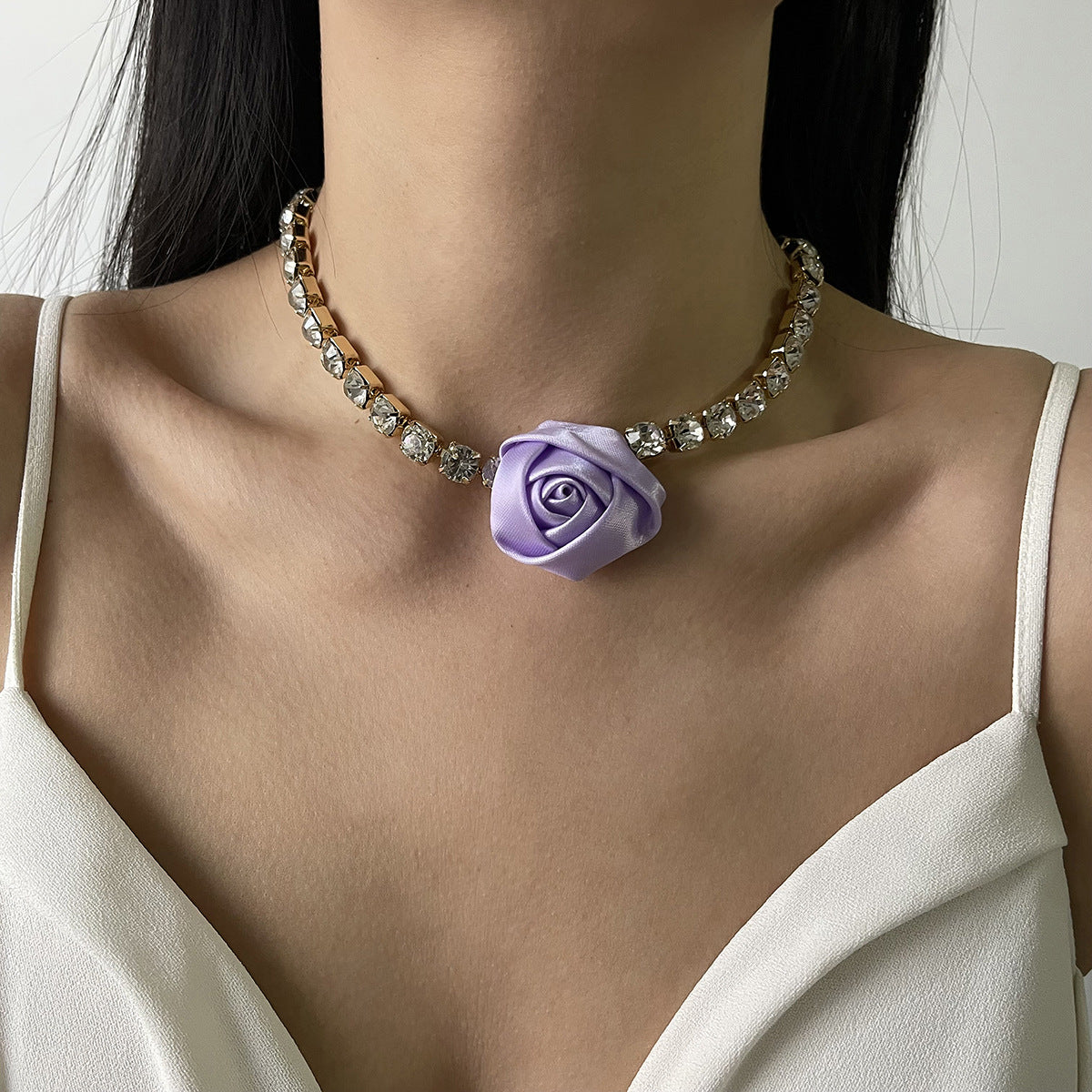 Elegant Luxury Floral Pendant Necklace with Rhinestone Accents for Women, Alloy Chain, Fashionable Clavicle Jewelry for Evening Parties and Daily Wear