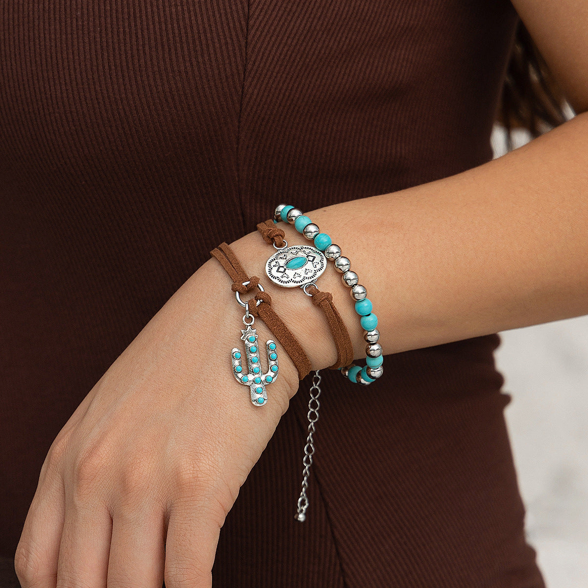 Set di bracciali asimmetrici unici da 4 pezzi con ciondoli a cappello da cowboy e croce, intarsi in turchese, gioielli placcati in lega di ottone di ferro per donna
