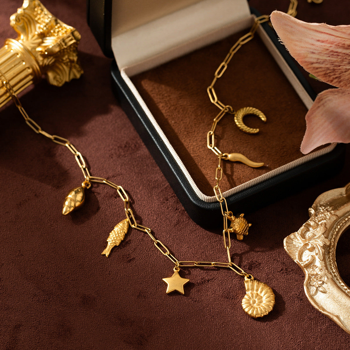 Collana con Pendente a Tema Spiaggia con Conchiglia e Tartaruga in Acciaio Inossidabile con Placcatura Sottovuoto in Oro 18K, Unisex