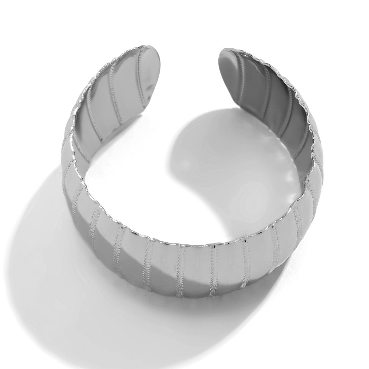 Pulsera ancha minimalista con textura de metal y diseño de serpiente para mujer con acabado galvanizado y diseño de anillo circular