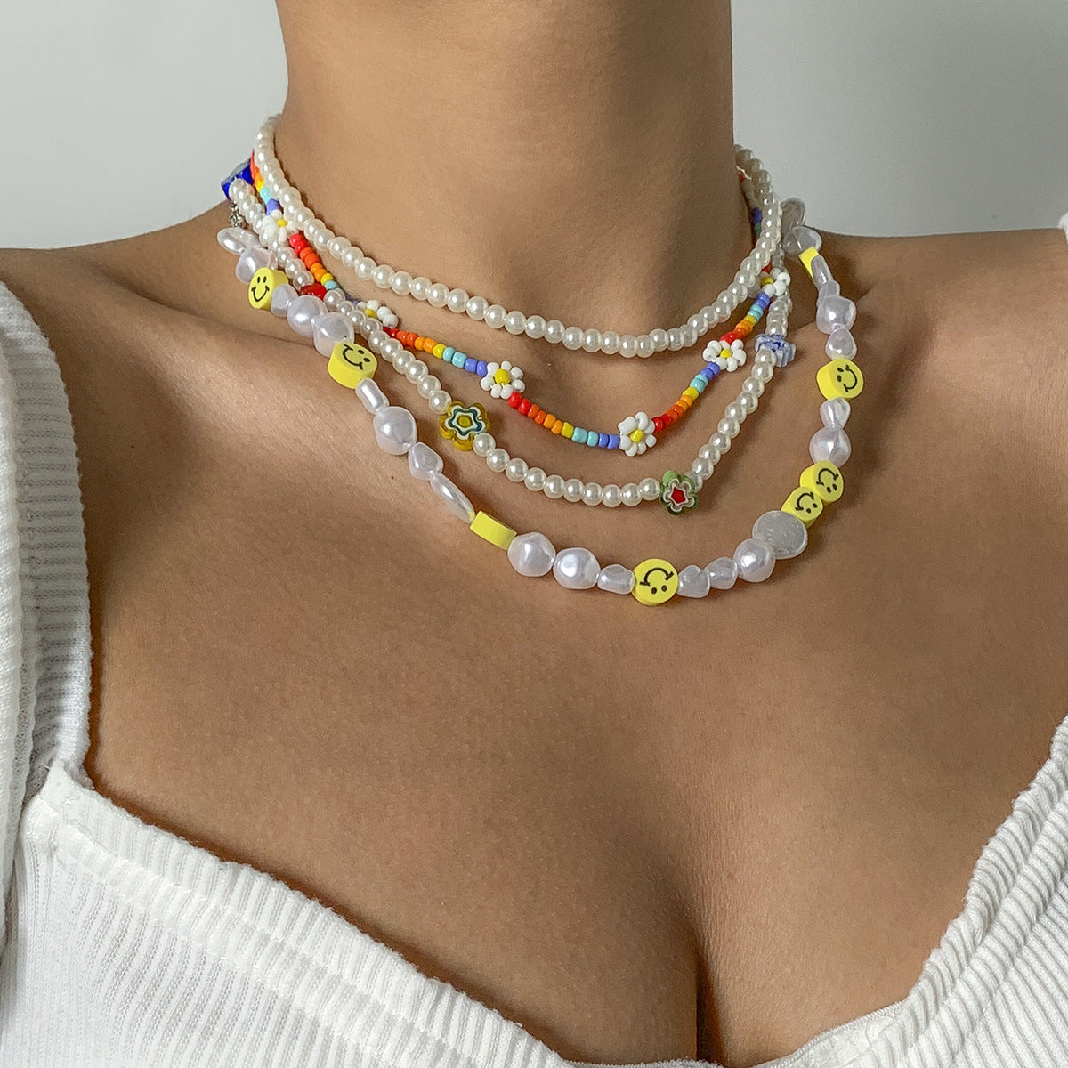 Collana a barra bohémien con ciondolo a margherita e perla finta per donna