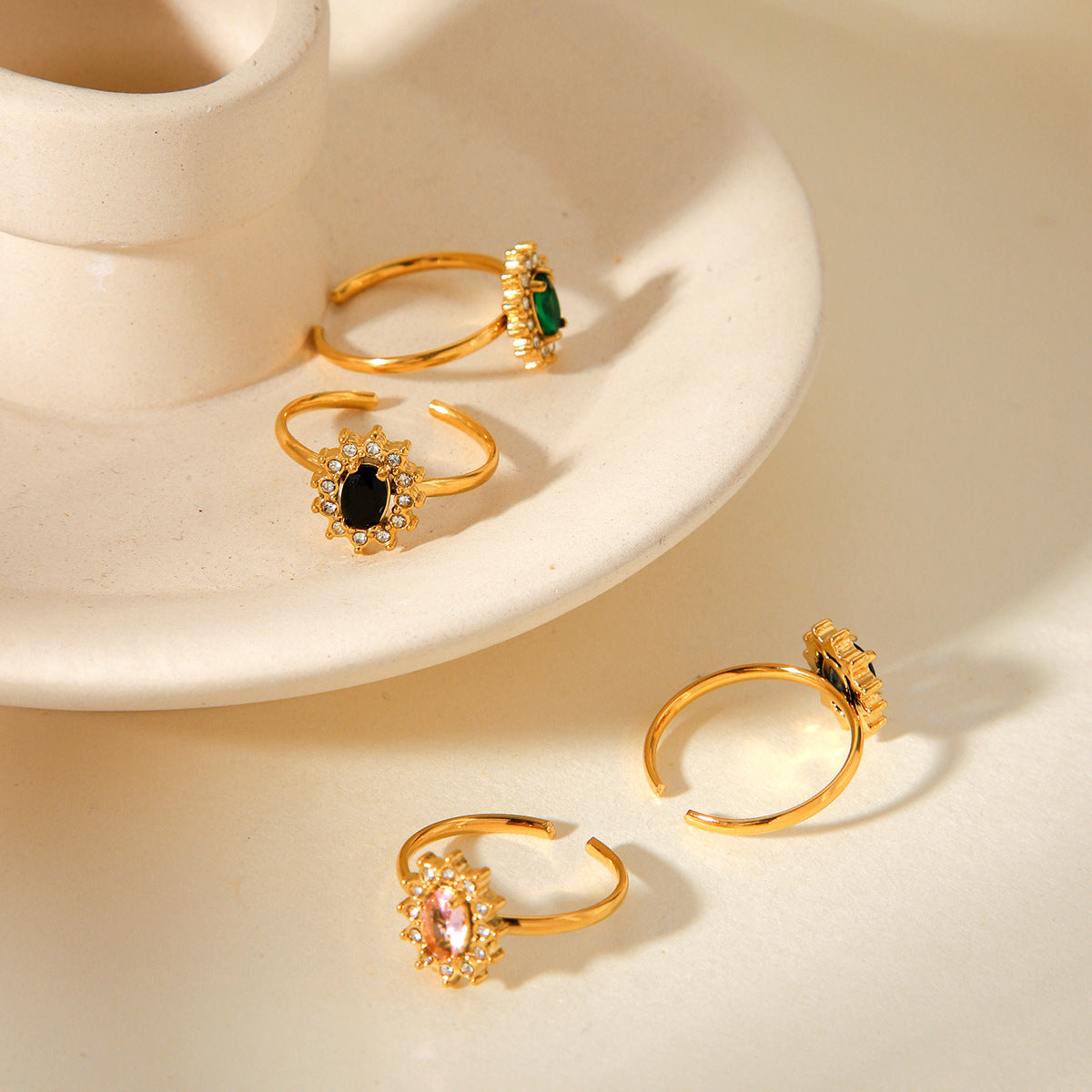 Anello da Donna Minimalista Geometrico in Acciaio al Titanio con Intarsi in Strass e Finitura Placcata