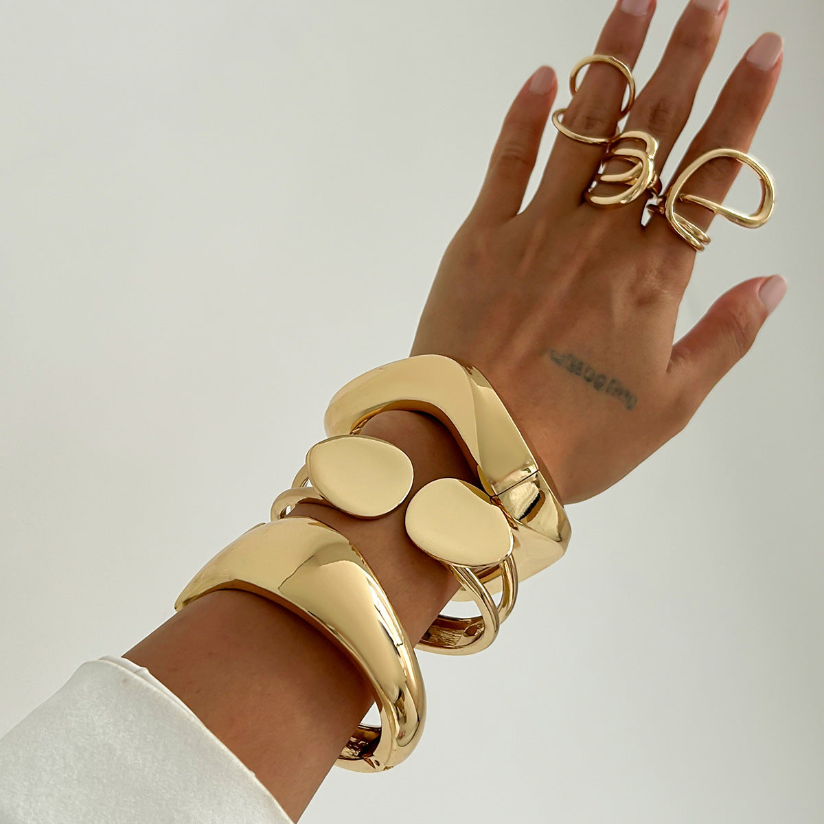 Bracciale da donna in lega a forma di goccia d'acqua stile punk con finitura galvanica