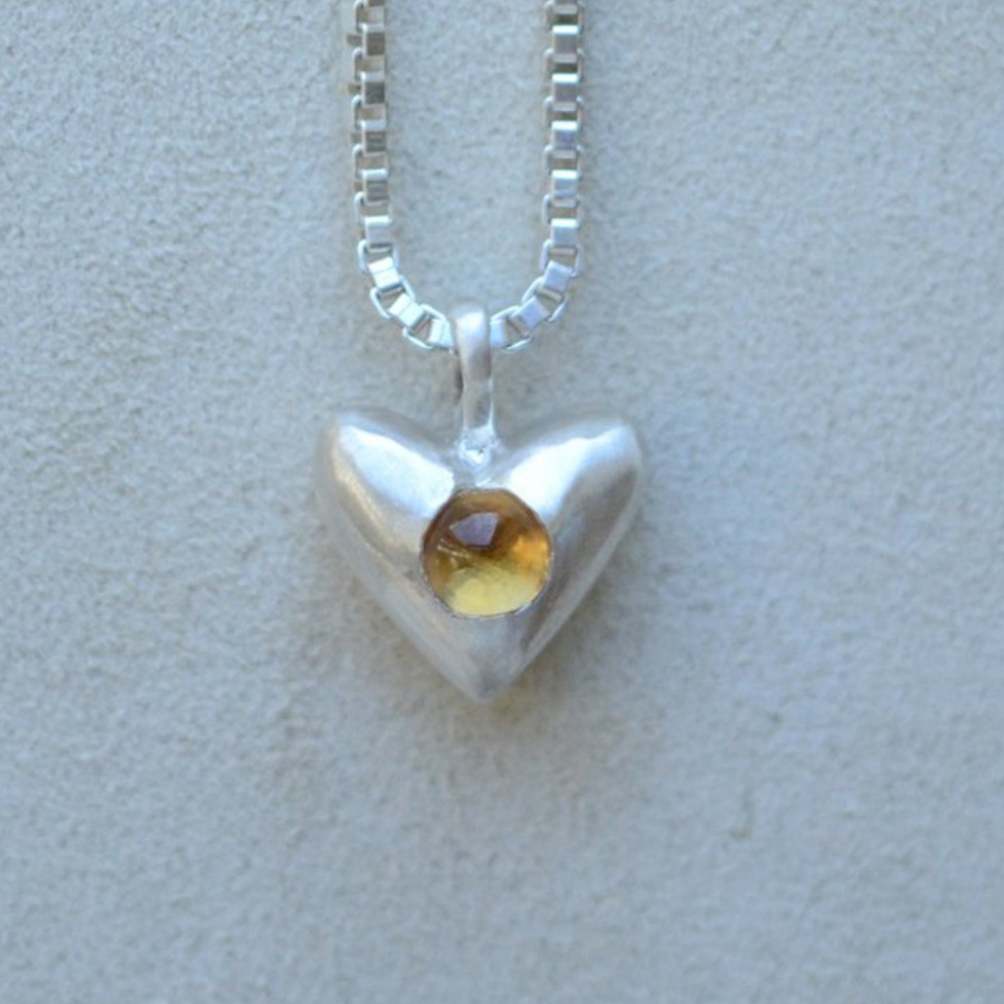 Collana con ciondolo a barra placcato in acciaio inossidabile con zirconi cubici a cuore minimalista