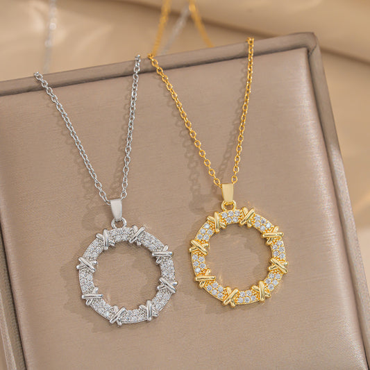 Collana Minimalista Geometrica a Forma di Ciambella in Acciaio al Titanio con Intarsio di Strass da Donna