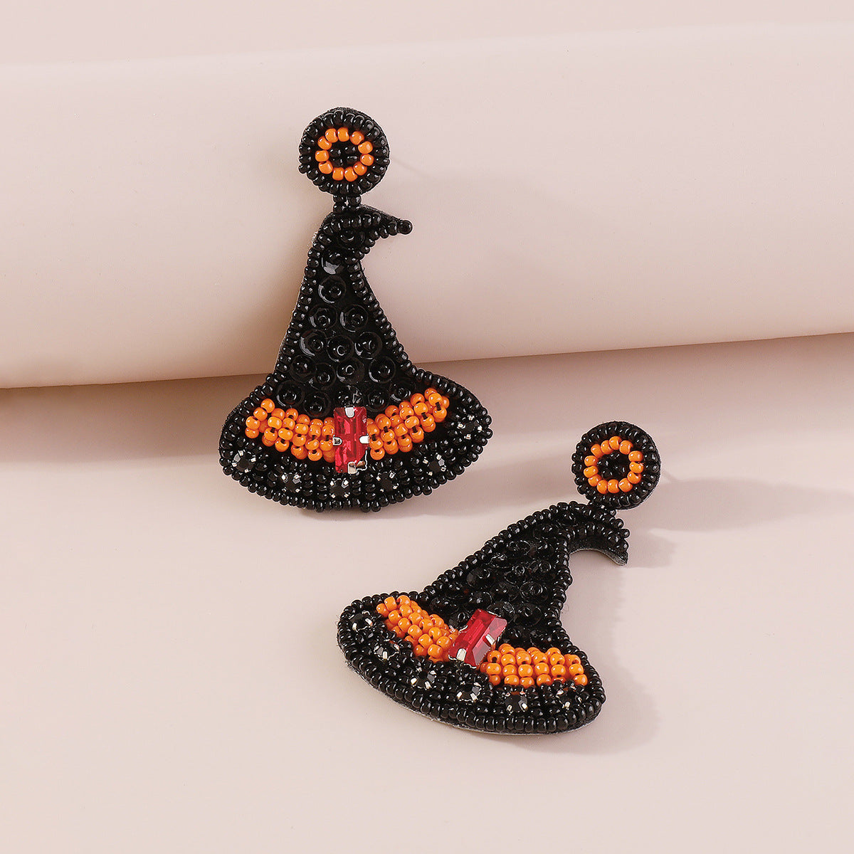 Pendientes de disfraz de Halloween hechos a mano de estilo bohemio con cuentas, lentejuelas, pedrería y diseño en forma de sombrero para mujer