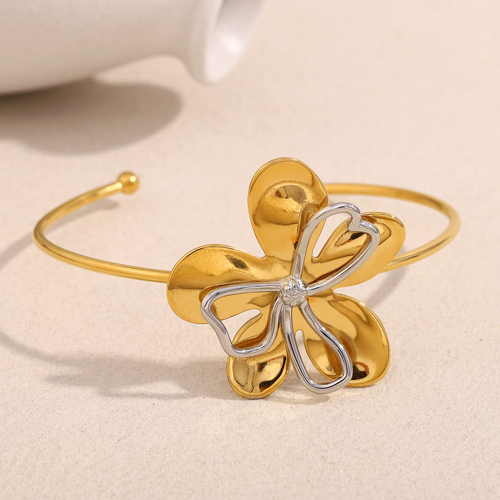 Bracciale in Acciaio Inox Placcato Oro 18K con Motivo Floreale Minimalista e Linee Delicate