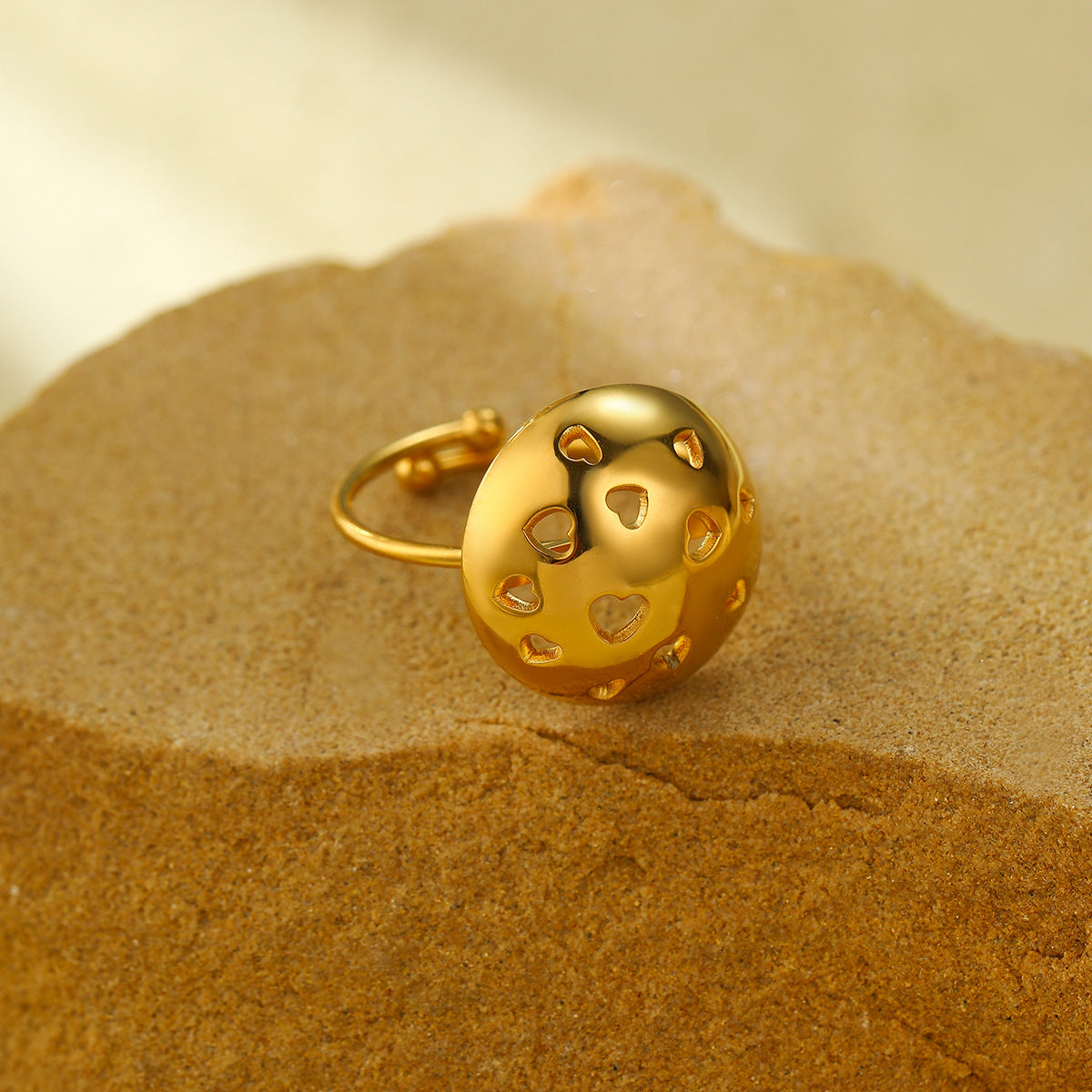 Anello alla moda da donna in acciaio al titanio, a forma di cuore scavato ovale, placcato in oro 18 carati