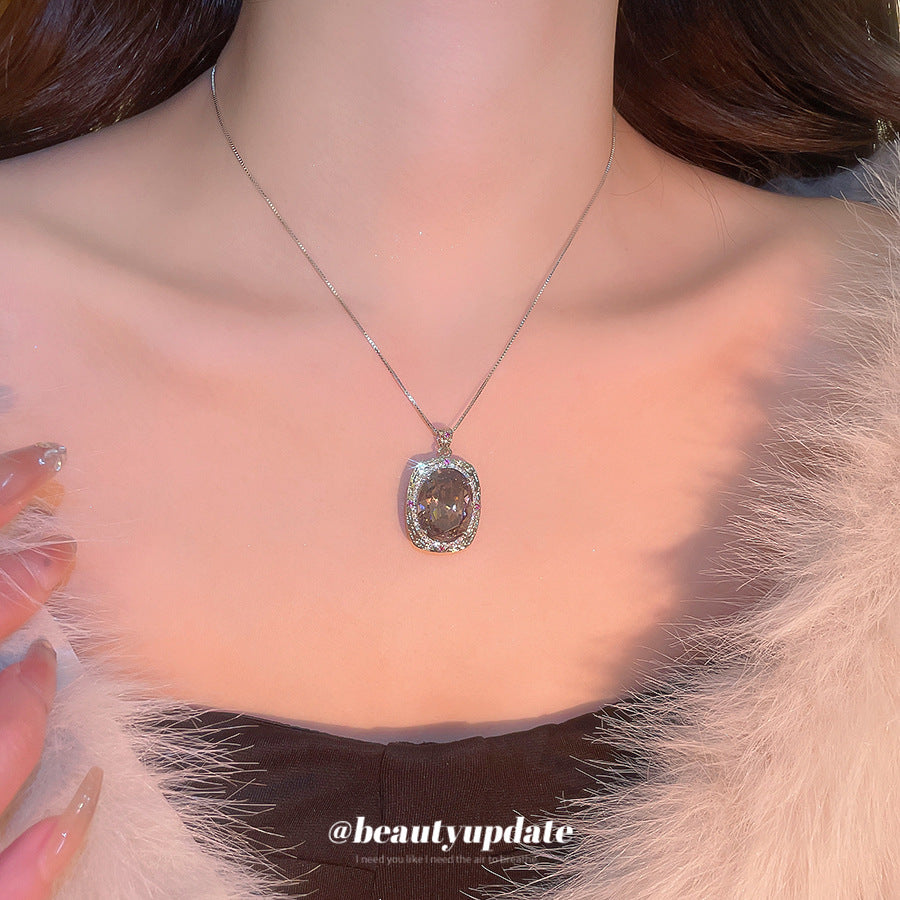 Elegante collana con pendente quadrato in stile corte per donna in rame con intarsio in zirconi cubici, catena clavicola delicata