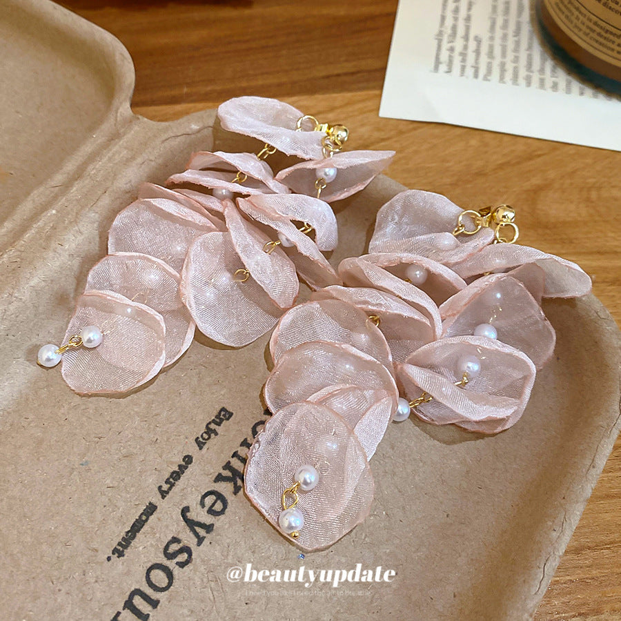 Pendientes de perlas florales con postes de acero bañados en plata para mujer, joyería elegante y femenina de lujo ligero