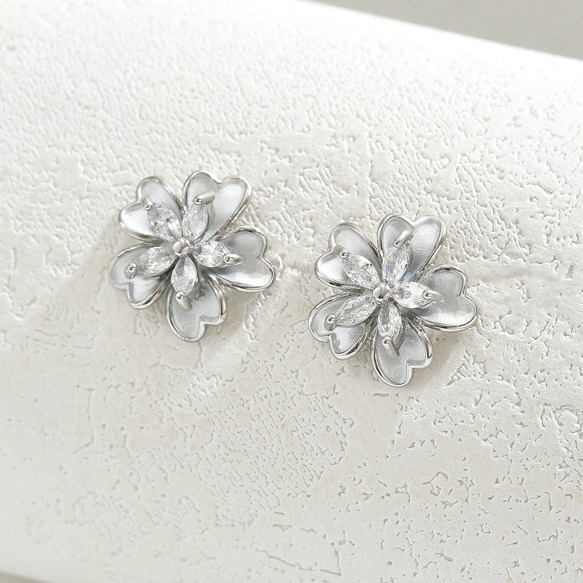 Orecchini a perno con strass floreali dolci e minimalisti da donna, con base in rame e perni in acciaio inossidabile