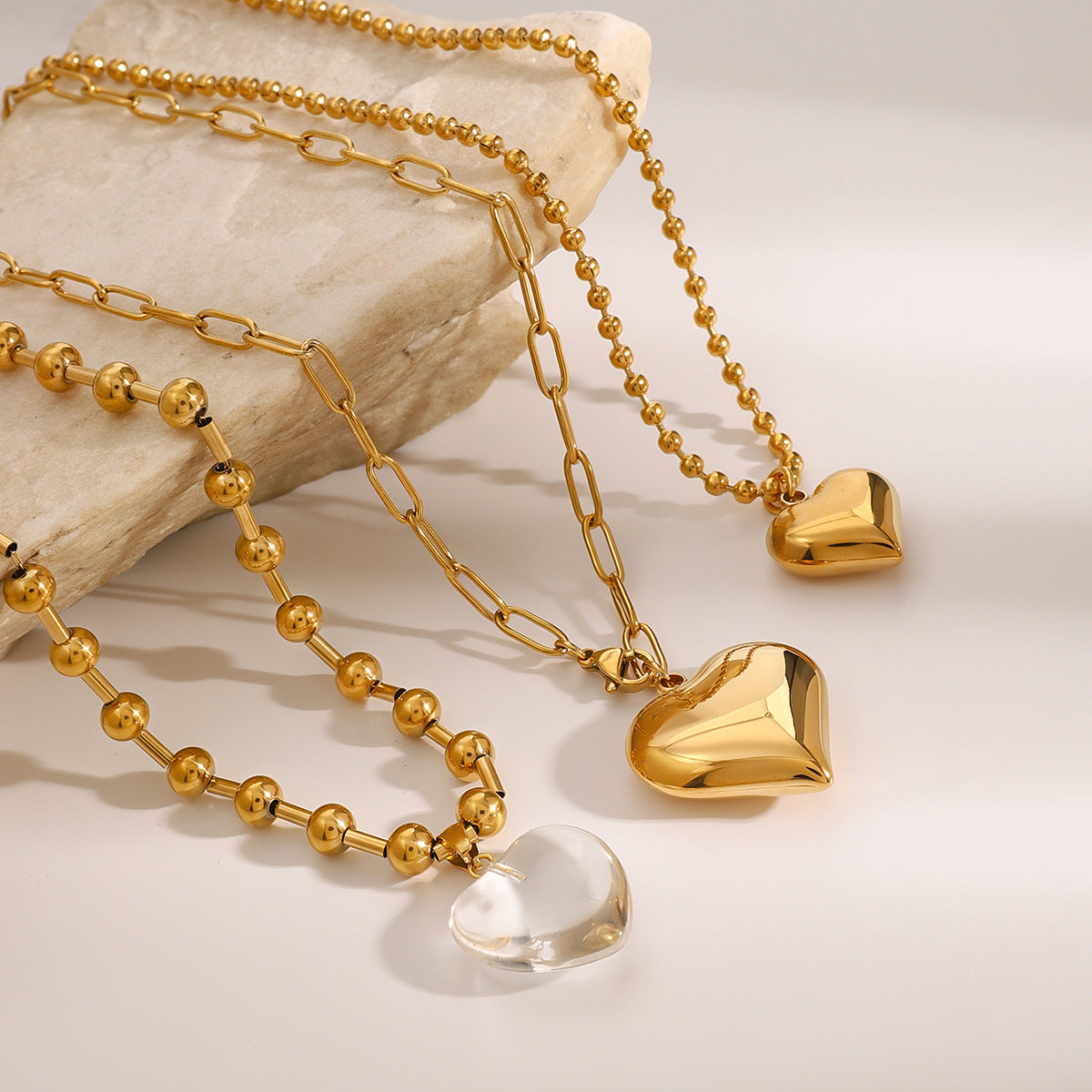 Elegante collana con ciondolo a forma di cuore in acciaio inossidabile con finitura placcata per donna, catena clavicolare minimalista