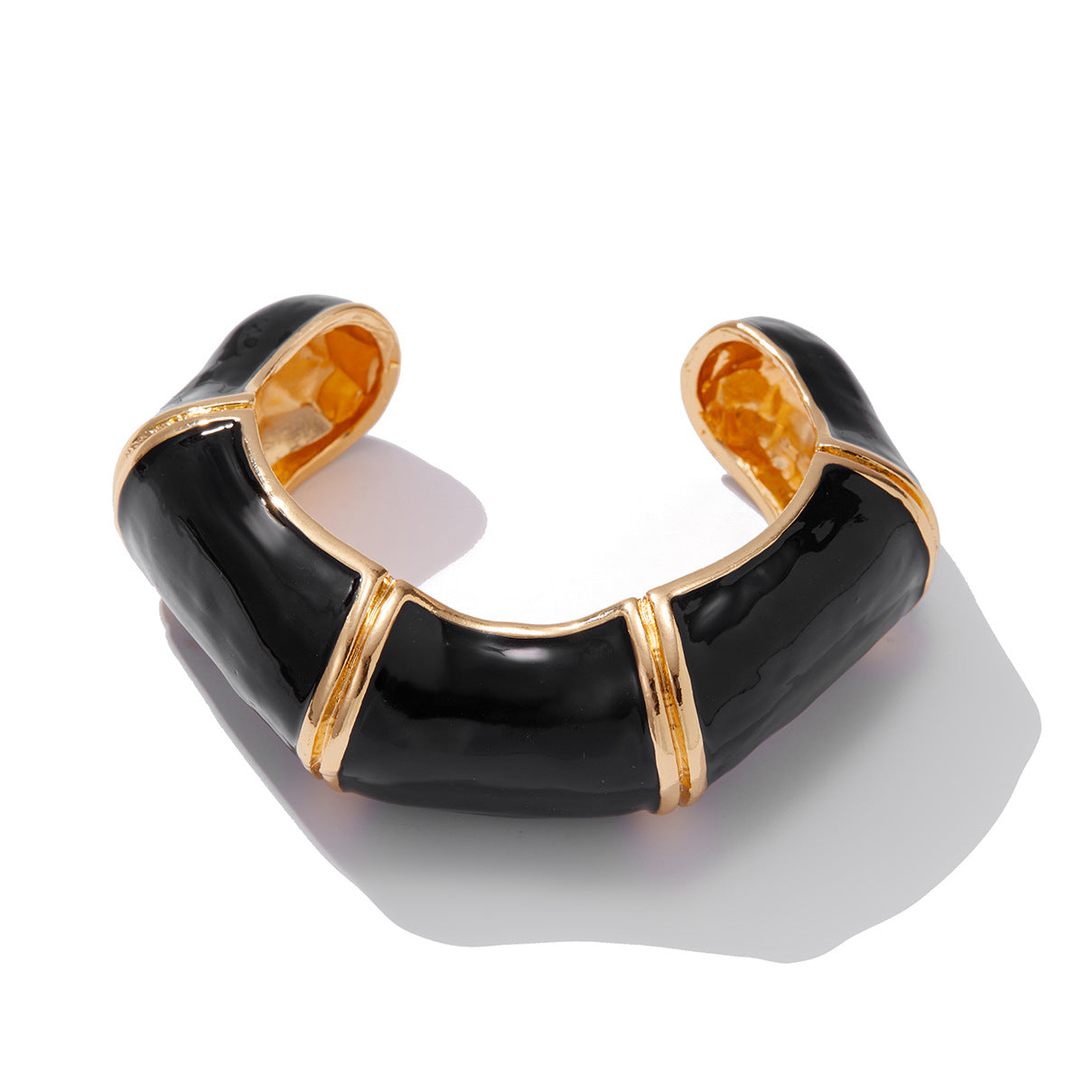 Pulsera minimalista irregular ondulada de aleación esmaltada al aceite para mujer con un estilo audaz