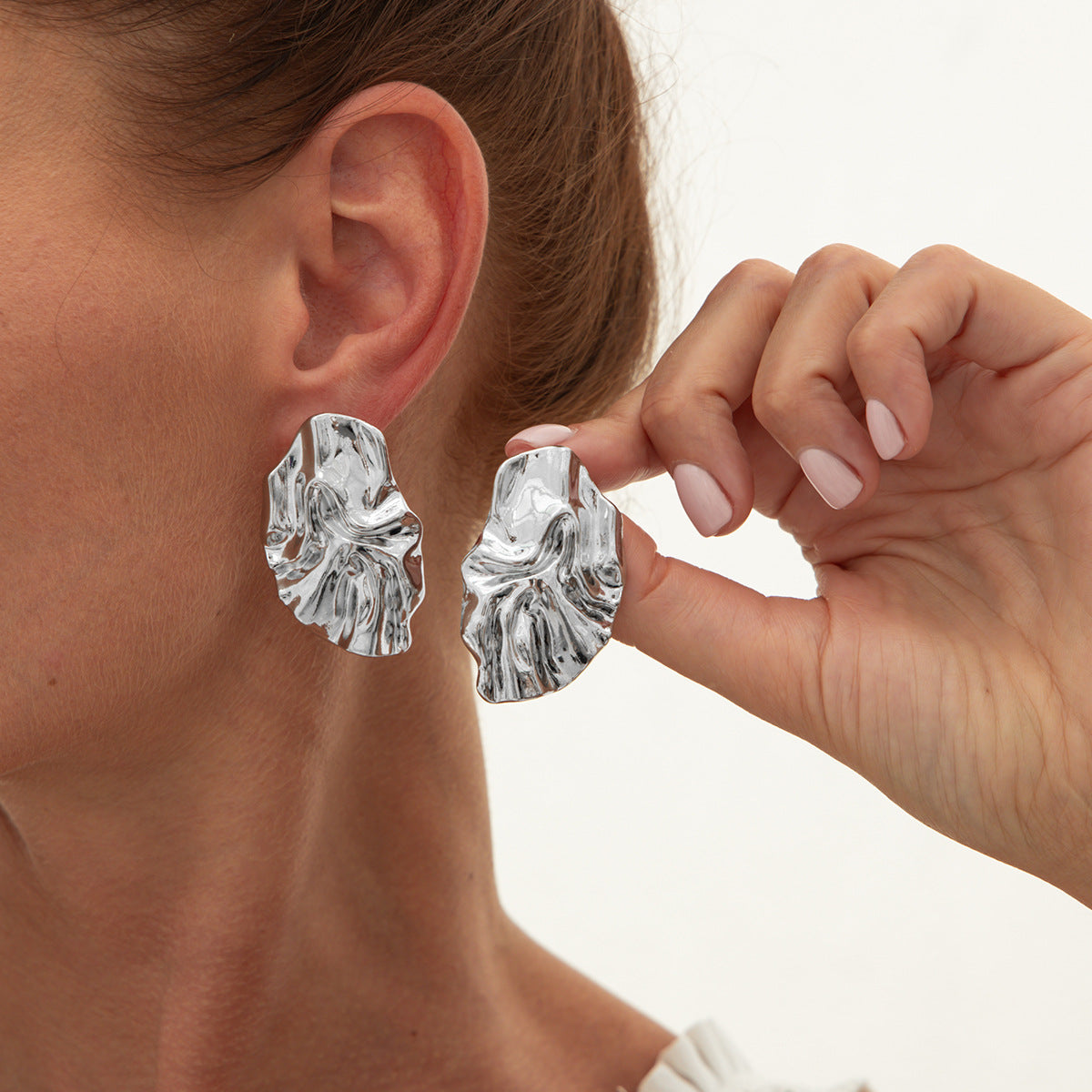 Aretes minimalistas de hoja botánica para mujer con base de aleación y acabado galvanizado