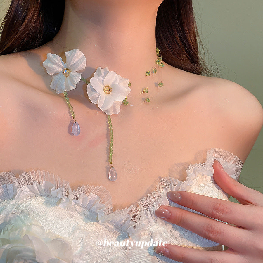 Parure di collana e orecchini con nappe floreali e cristalli, da donna, con finitura placcata
