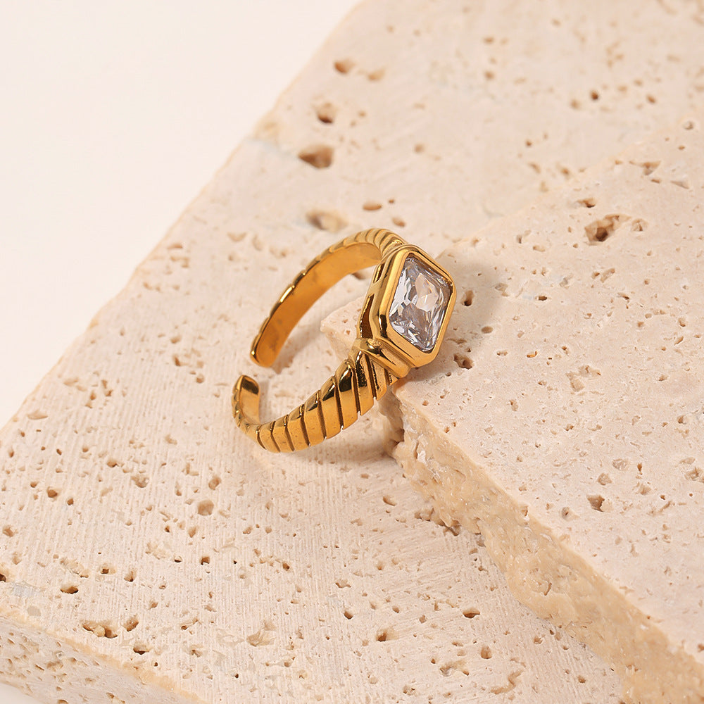 Anello Minimalista Quadrato con Zirconia Bianca in Acciaio Inox e Placcatura in Oro 18K, Fascia Geometrica alla Moda
