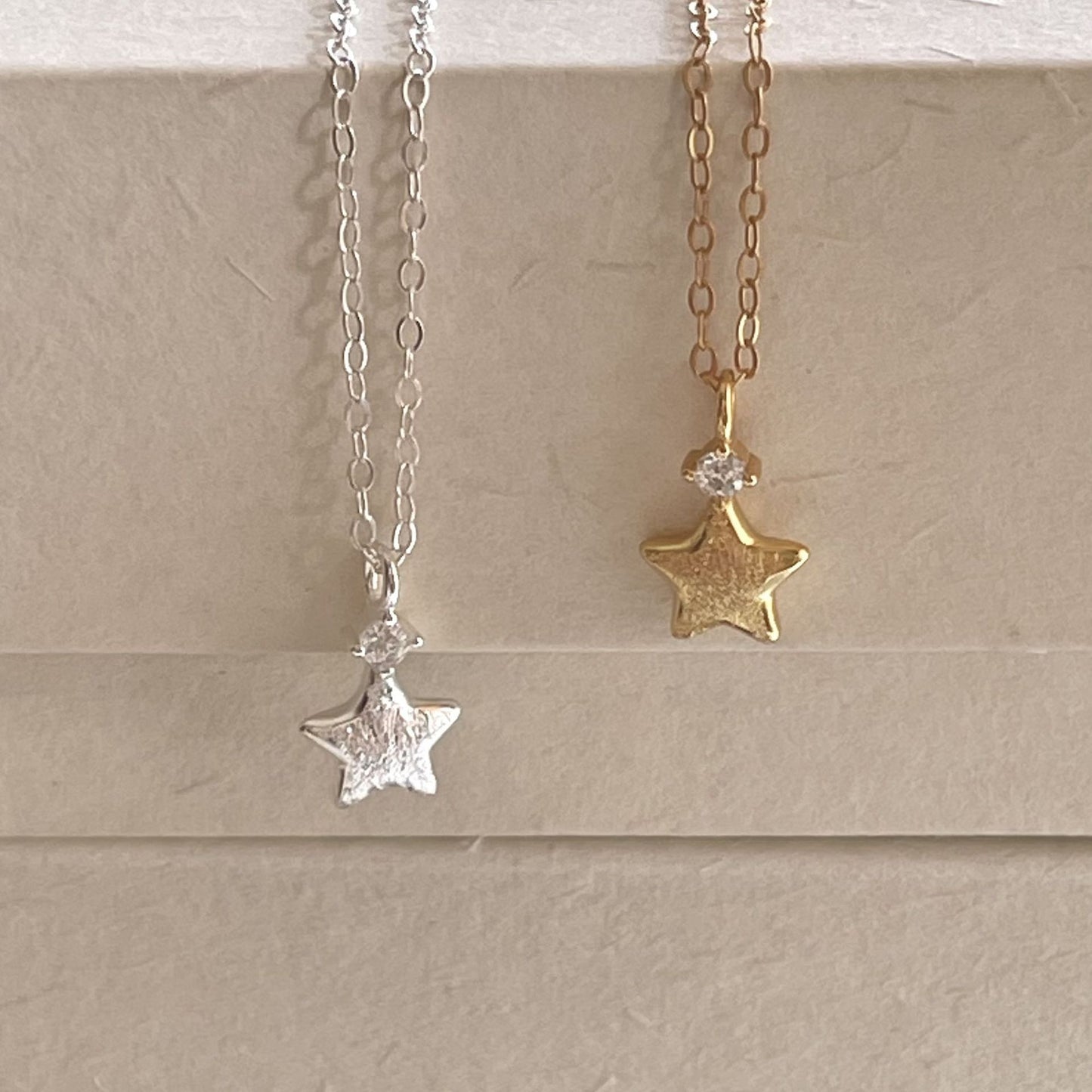 Collana con Pendente a Stella Minimalista Tonalità Fredda in Argento Sterling 925 con Finitura Spazzolata