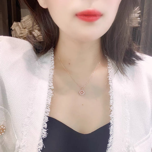 Collar con colgante de trébol de cuatro hojas de diseño original para mujeres y hombres en acero de titanio con chapado en oro en cadena O