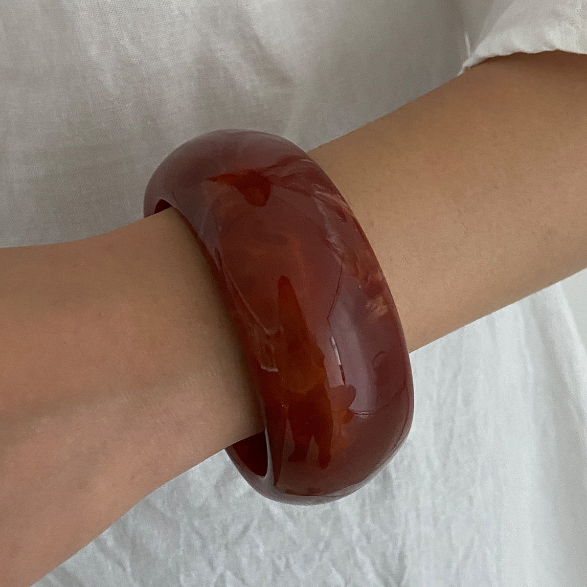 Bracciale Ampio Minimalista Irregolare in Acrilico Marmorizzato da Donna con Finitura Artigianale