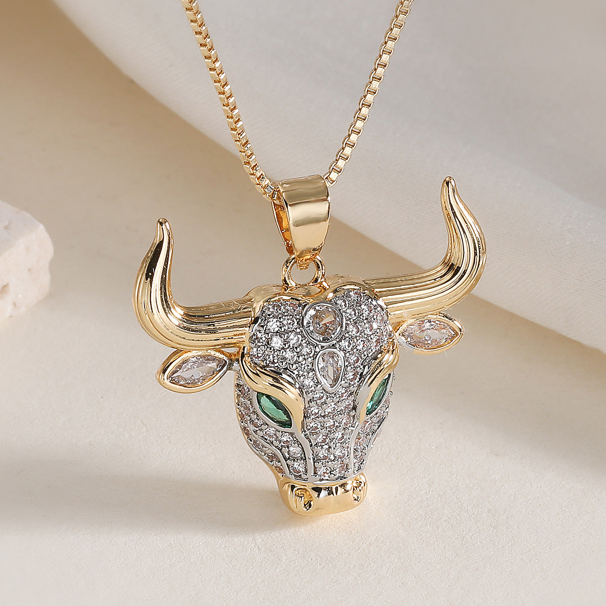 Minimalist Hip-hop Two-Tone Plated Geometric Bull Head Pendant with Cubic Zirconia Brass Necklace for Women