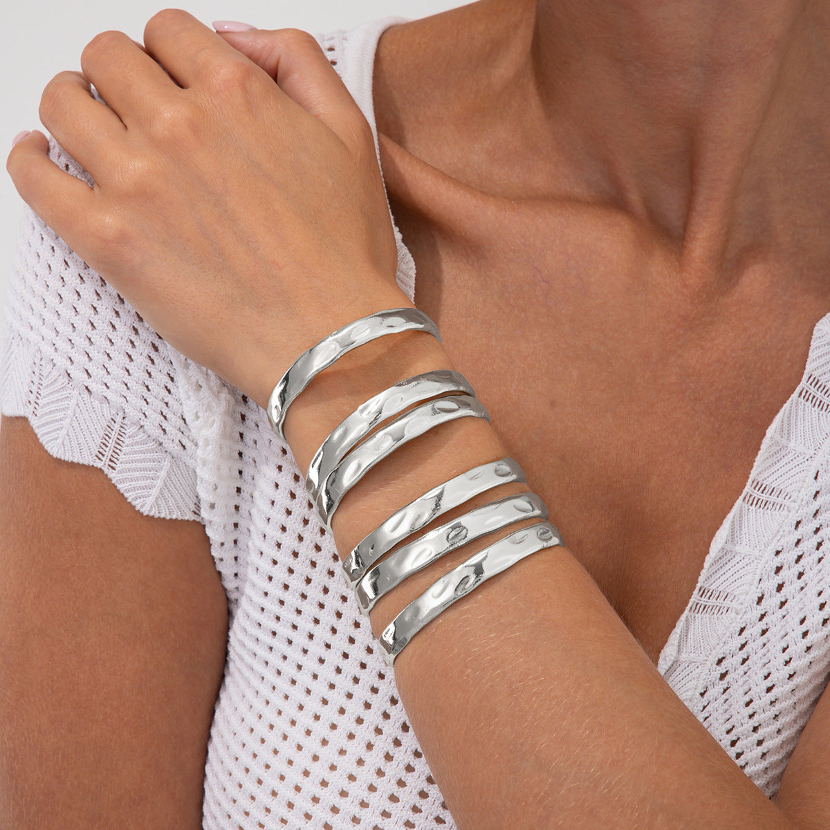Pulsera minimalista geométrica de aleación para mujer con textura líquida martillada y acabado pulido chapado