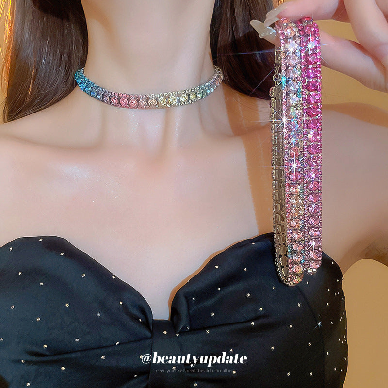 Parure elegante composta da collana con ciondolo geometrico e orecchini a perno da donna, in rame placcato